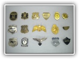 Chapas metálicas gorra o pecho.