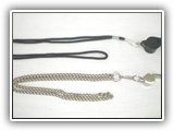 Silbatos, cordones y cadenas.