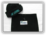 Cuello y gorro de polar bordados.