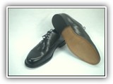 Zapato de vestir, capellada cuero flor vaca legítimo, suela de suela.