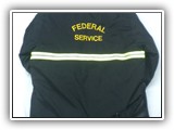 Camperas y camperones con bordados genéricos “seguridad” o institucionales.