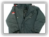 Camperón tipo “parka”, modelo especial, mangas pinzadas con puño interno, capucha desmontable y escamoteable.