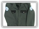 Chaquetilla gabardina con cierre y detalles en distinto tono.