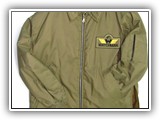 Campera de abrigo, cierre a la vista, portalápiz y bolsillo en manga y cierres laterales para armamento.