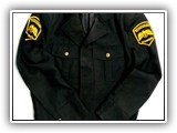 Chaquetilla con cierre delantero y botones metálicos.