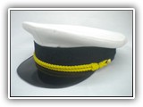 Gorras redondas, barbijos, botones, escudos, escarapelas, etcétera.