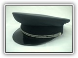 Gorras redondas, barbijos, botones, escudos, escarapelas, etcétera.