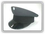 Gorras redondas, barbijos, botones, escudos, escarapelas, etcétera.