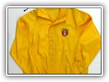 campera impermeable con cintura, puños y capucha elastizadas.