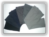 Pantalón de vestir lisos, pinzados, cuatro bolsillos.